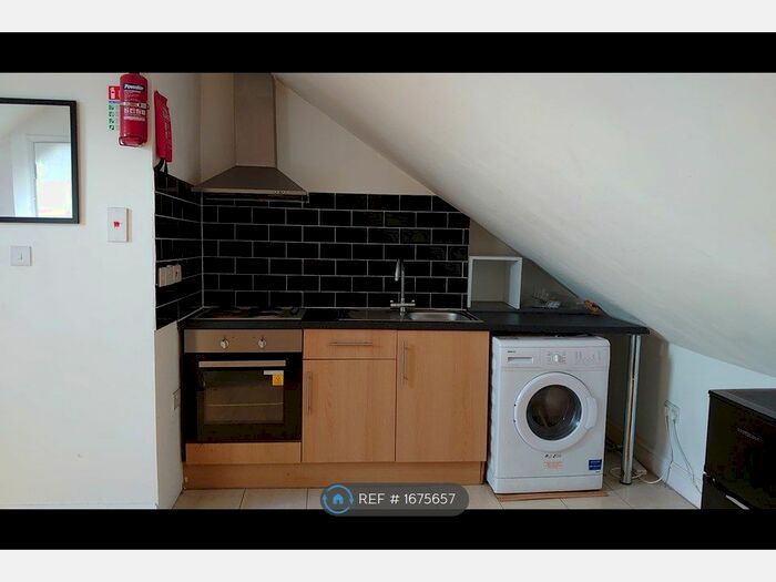 Studio To Rent In High Road, Romford, RM6