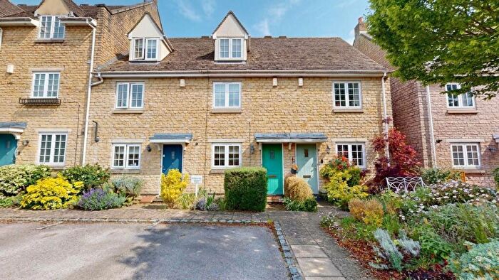 3 Bedroom Town House For Sale In Swan Court, Witney, OX28