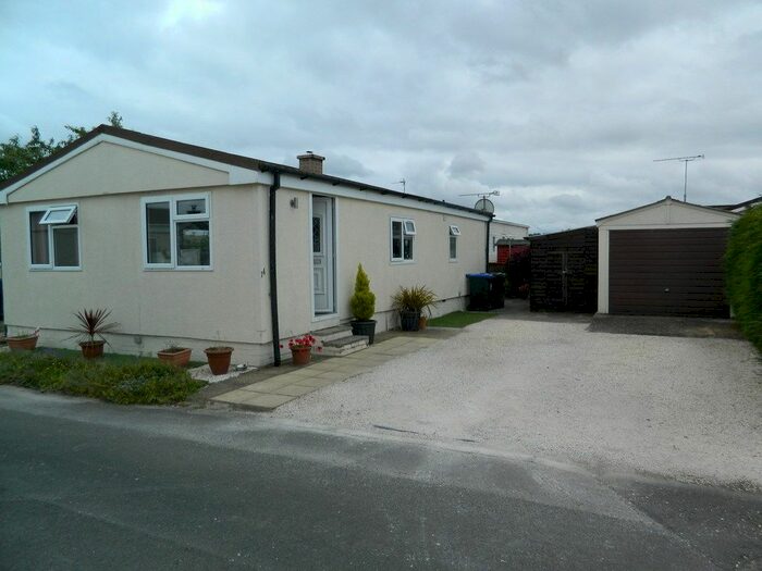 2 Bedroom Park Home For Sale In Odds Farm, Wooburn Green