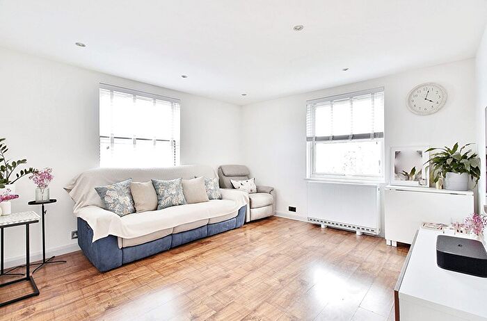 3 Bedroom Flat For Sale In Hepple Close, Isleworth, TW7