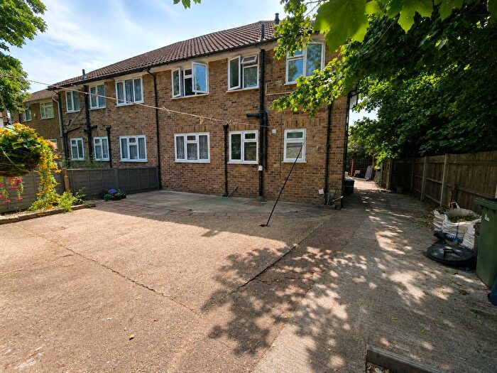2 Bedroom Maisonette For Sale In Packet Boat Lane, Cowley, Greater London, UB8