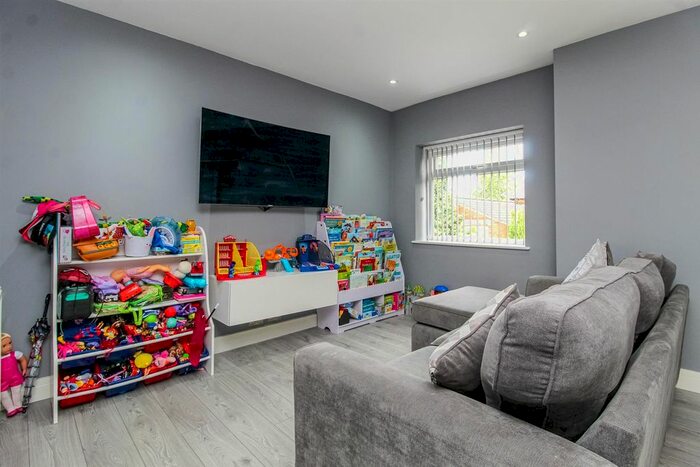 5 Bedroom Detached House For Sale In Partons Place, Lofthouse, Wakefield, WF3