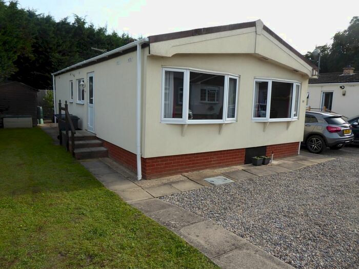 2 Bedroom Mobile/park Home For Sale In Warren Park, Portsmouth Road, Thursley, Surrey, GU8