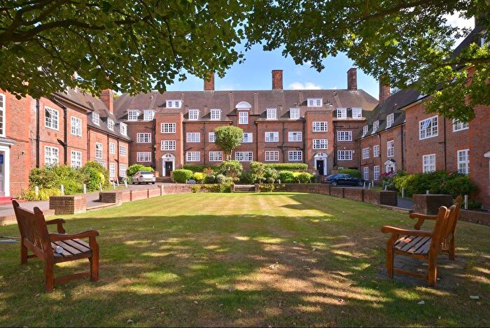 3 Bedroom Flat To Rent In Hampstead Way, London, NW11