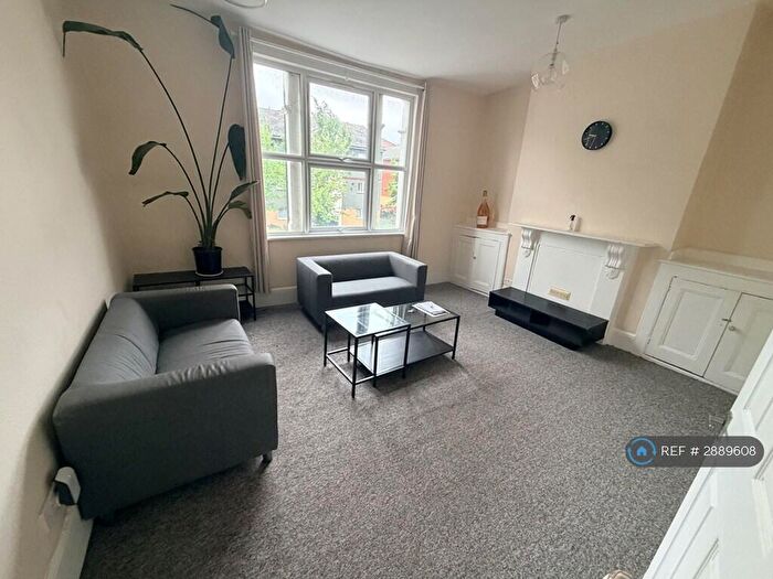3 Bedroom Flat To Rent In Vicarage Lane, London, E15