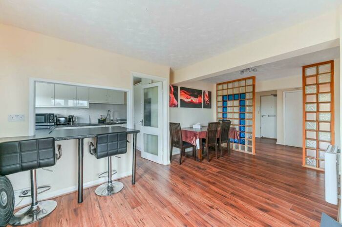 2 Bedroom Flat To Rent In Blackbush Close, Sutton, SM2