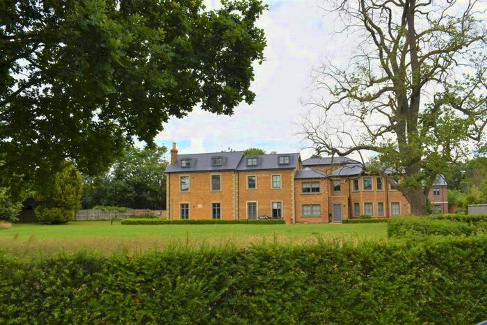 2 Bedroom Flat To Rent In Crown Lane, Farnham SL2