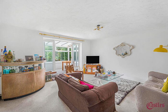 4 Bedroom Detached House For Sale In Leigh Hunt Drive, N14