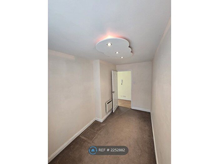 2 Bedroom Flat To Rent In Coalmans Way, Burnham, Slough, SL1