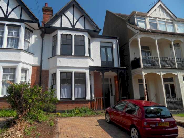 3 Bedroom Flat To Rent In Cobham Road, Westcliff On Sea, Essex, SS0