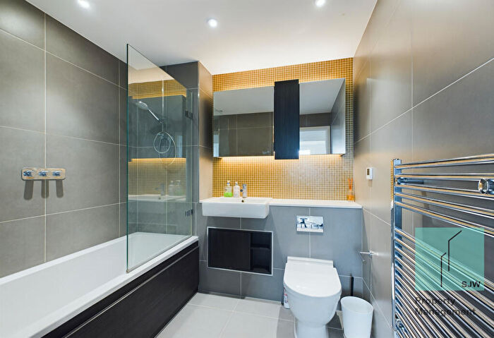2 Bedroom Apartment To Rent In Sandpiper Building, London, N4