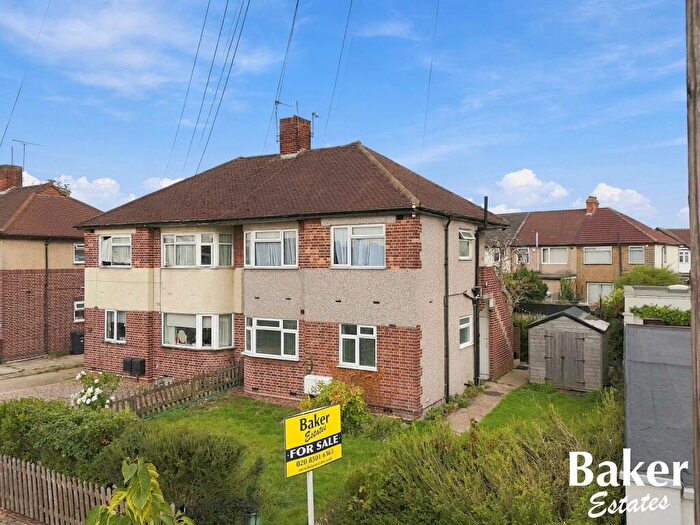 2 Bedroom Ground Maisonette For Sale In Fullwell Avenue, Ilford, Redbridge, IG5