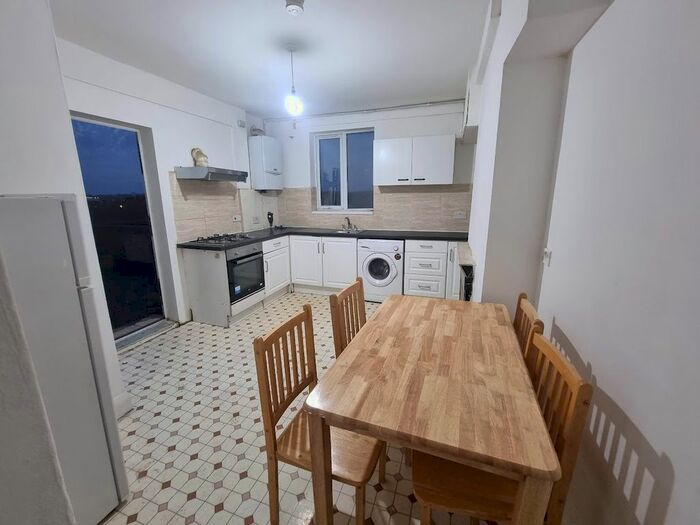 2 Bedroom Flat To Rent In Clayhall Avenue, Ilford, London, IG5