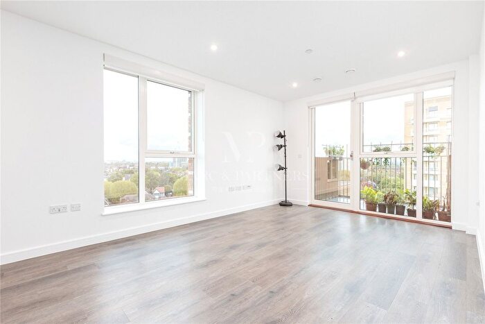 2 Bedroom Flat To Rent In Kingsland Court, Streamdale Road, London, W3