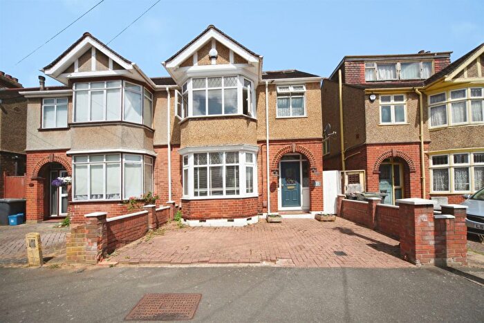 4 Bedroom Semi-Detached House For Sale In Norfolk Road, Luton, LU2