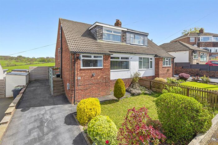 3 Bedroom Semi Detached House For Sale In Banksfield Grove, Yeadon, LS19