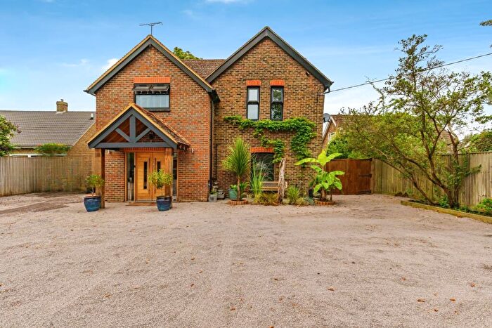 3 Bedroom Detached House For Sale In Station Road, Crawley, RH10