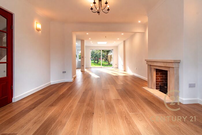 4 Bedroom Semi Detached House For Sale In Timbercroft Epsom, KT19