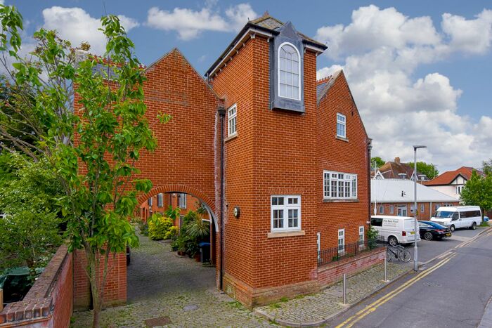 2 Bedroom Mews To Rent In Electric Parade, Surbiton, KT6