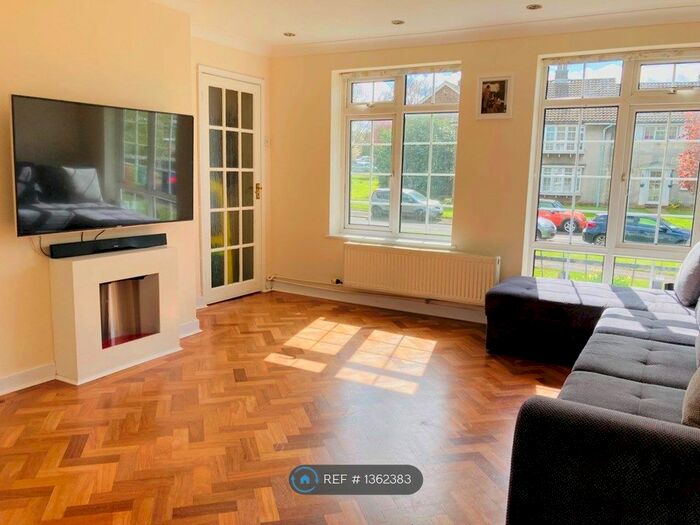 2 Bedroom Maisonette To Rent In Linnet Close, Bushey, WD23