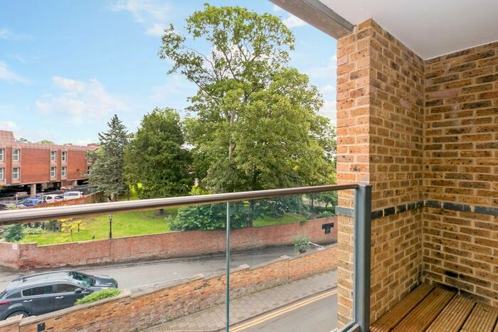 2 Bedroom Flat To Rent In Acre Passage, Windsor, SL4