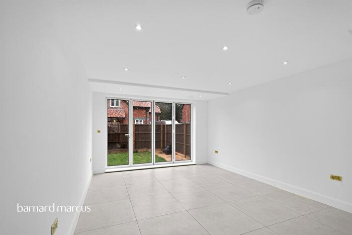 3 Bedroom End Of Terrace House For Sale In Kingswood Way, South Croydon, CR2