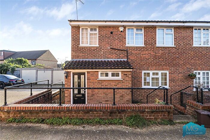 3 Bedroom End Terrace House For Sale In Elm Way, London, N11