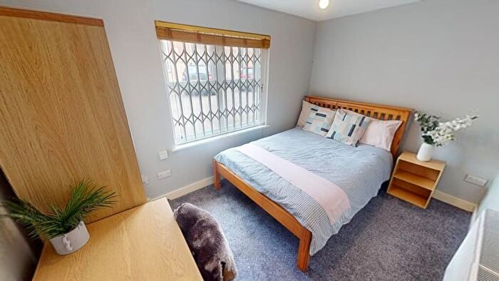 4 Bedroom Semi-Detached House To Rent In Burns Street, Nottingham, NG7