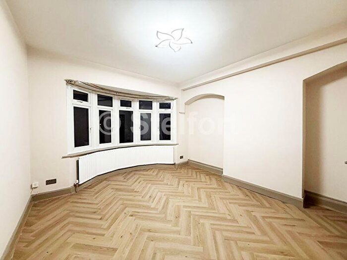 3 Bedroom Flat To Rent In Templars Avenue, London, NW11