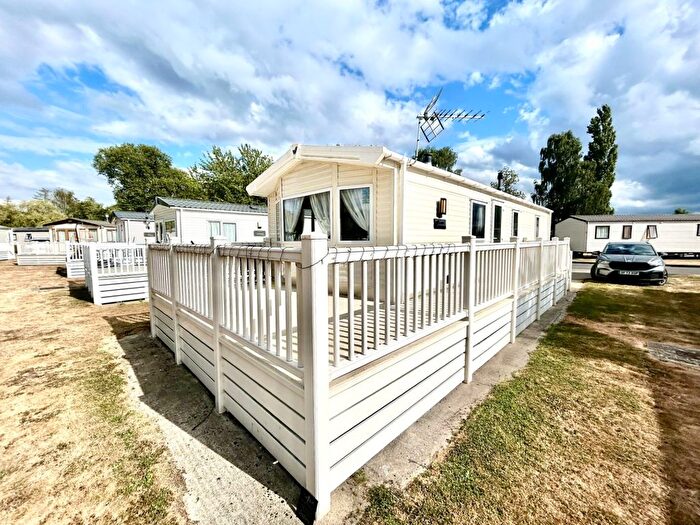 2 Bedroom Mobile/park Home For Sale In Broadway Lane, South Cerney, Cirencester, GL7