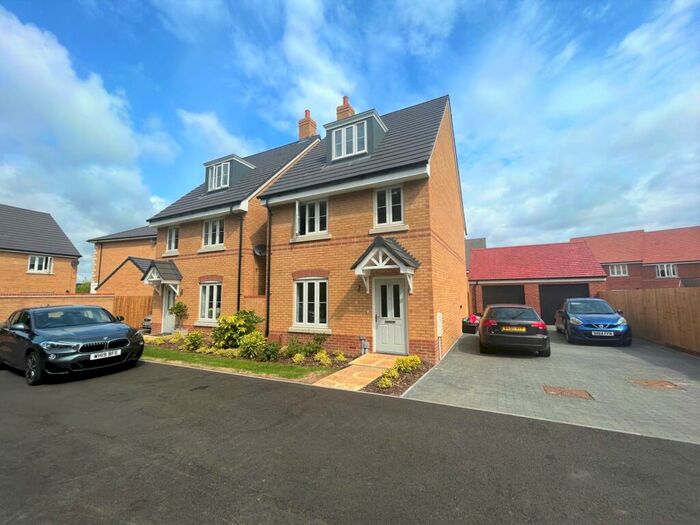 4 Bedroom House To Rent In Sedgwick Grove, Hoddesdon, EN11