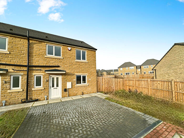 3 Bedroom Semi-Detached House To Rent In Old Farm Rise, Bradford, West Yorkshire, BD2