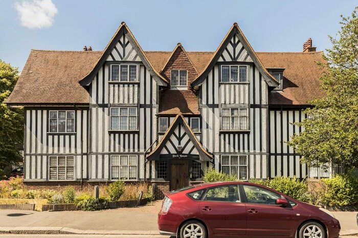 3 Bedroom Flat To Rent In Queens Drive, London, W3