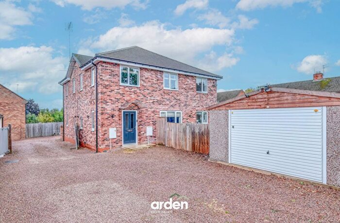 3 Bedroom Semi-Detached House For Sale In The Grove, Studley, B80