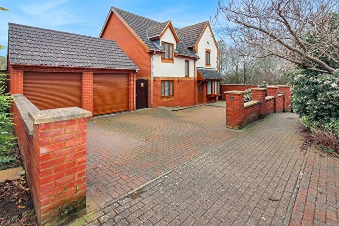 3 Bedroom Detached House For Sale In Walkhampton Avenue, Bradwell Common, Milton Keynes, Buckinghamshire, MK13