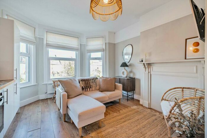 1 Bedroom Flat To Rent In Holmesdale Road, South Norwood, London, SE25