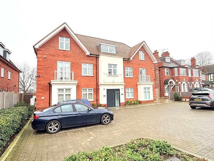 3 Bedroom Flat To Rent In High Road, London, N20