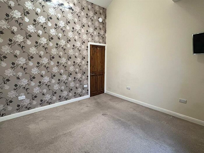 2 Bedroom End Of Terrace House To Rent In Crosland Hill Road, Crosland Moor, Huddersfield, HD4