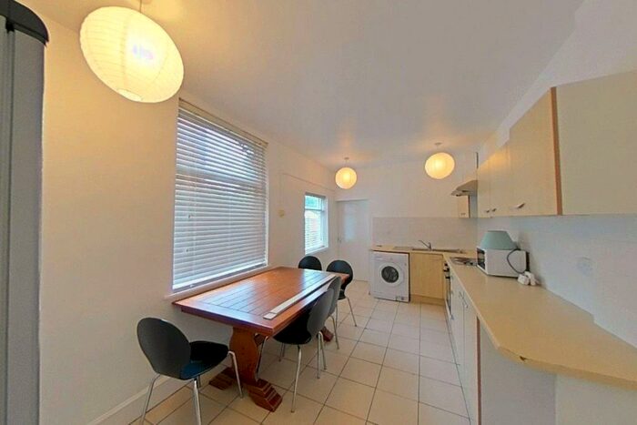 6 Bedroom House Of Multiple Occupation To Rent In Beacon Road, Loughborough - Inc Bills, LE11