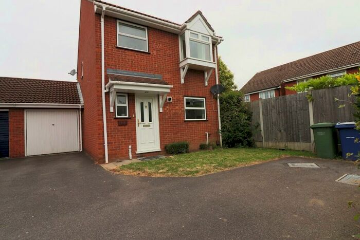 3 Bedroom Link Detached House To Rent In Hogg Lane, Grays, Essex, RM16