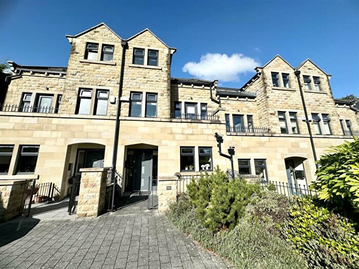 4 Bedroom Town House For Sale In Warren Lodge Gardens, Savile Park, Halifax, HX3