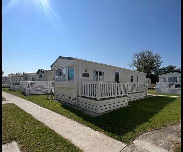 2 Bedroom Park Home For Sale In Hoburne Cotswold, GL7
