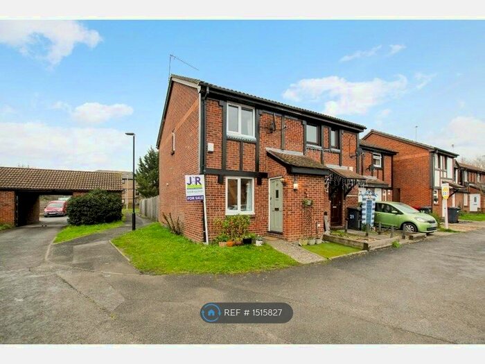 3 Bedroom End Of Terrace House To Rent In Amerden Way, Slough, SL1