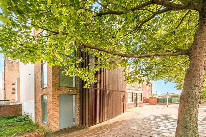 1 Bedroom Flat For Sale In Shakespeare Terrace, Lower Richmond Road, TW9