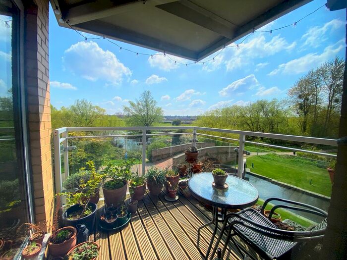 2 Bedroom Flat To Rent In Lockside Marina, Chelmsford, CM2