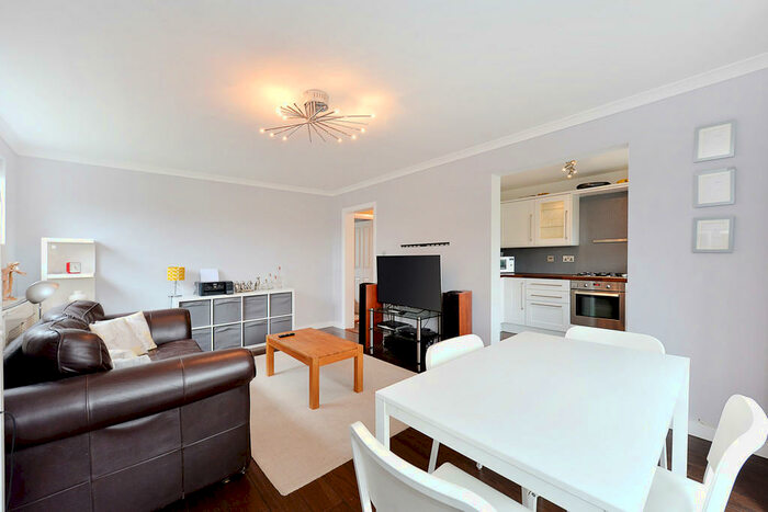2 Bedroom Apartment To Rent In Parkmore Close, Woodford Green, IG8