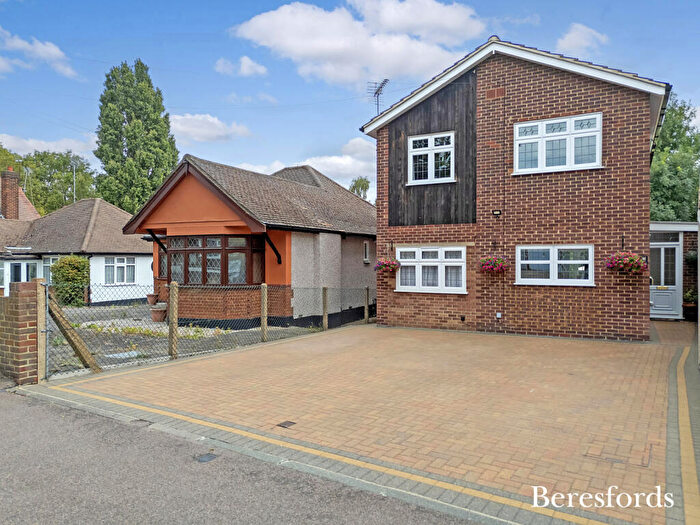 5 Bedroom Detached House For Sale In Kingston Road, Romford, RM1