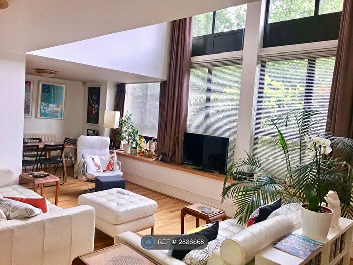 2 Bedroom Flat To Rent In Peckham Road, London, SE5