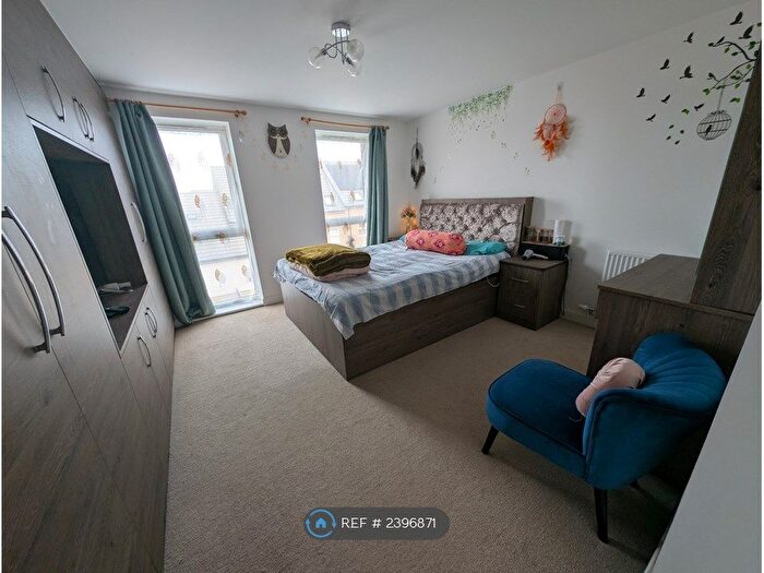 4 Bedroom Semi-Detached House To Rent In Burroughs Drive, Dartford, DA1