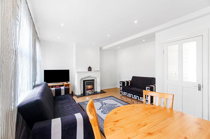 3 Bedroom Flat For Sale In Collier Row Road, Romford, RM5